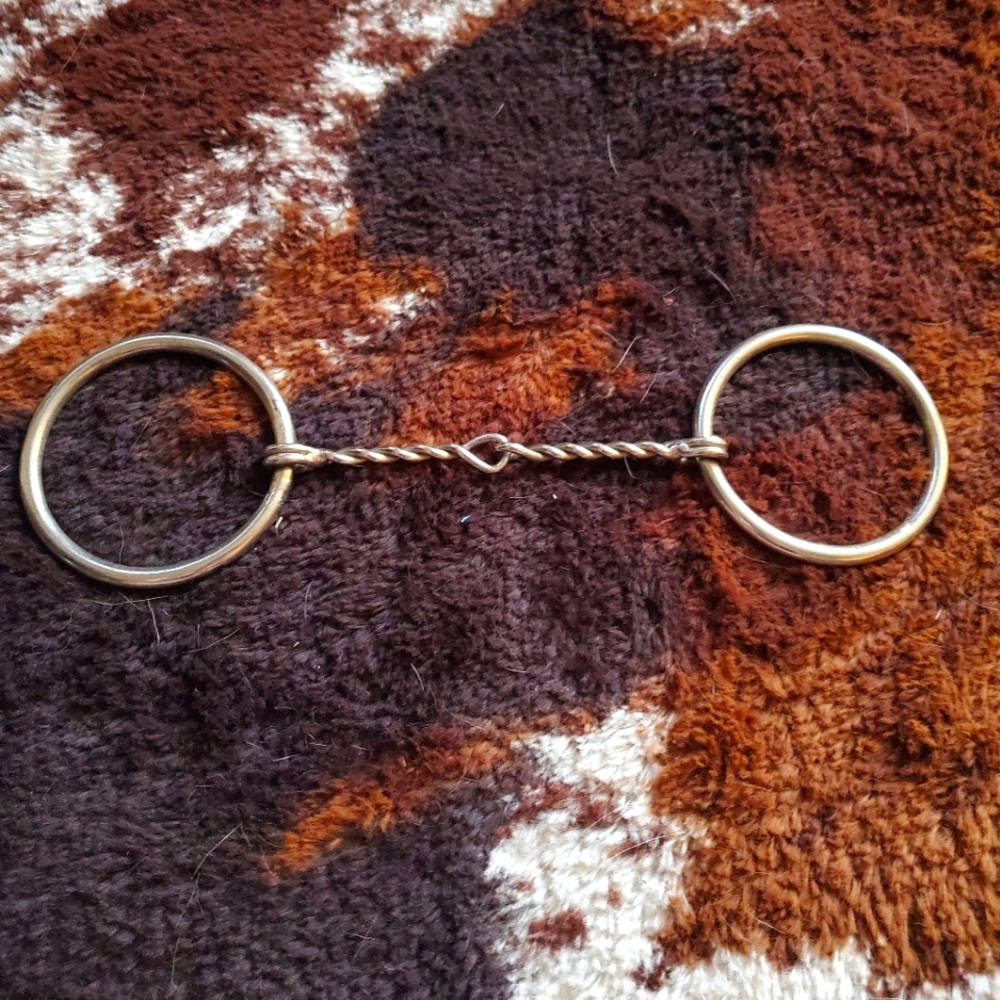 Twisted o ring snaffle bit